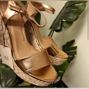 NWT Champagne Wedge Sandals-Size 10